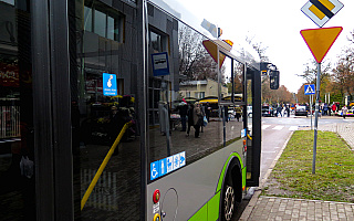 Dodatkowe autobusy dojeżdżają do olsztyńskich cmentarzy. Sprawdź kiedy wchodzi nowa organizacja ruchu